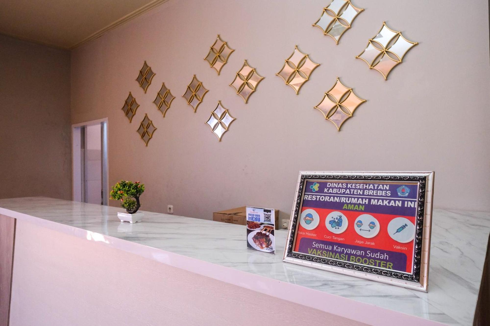 Urbanview Hotel Dedy Jaya Brebes Exterior photo
