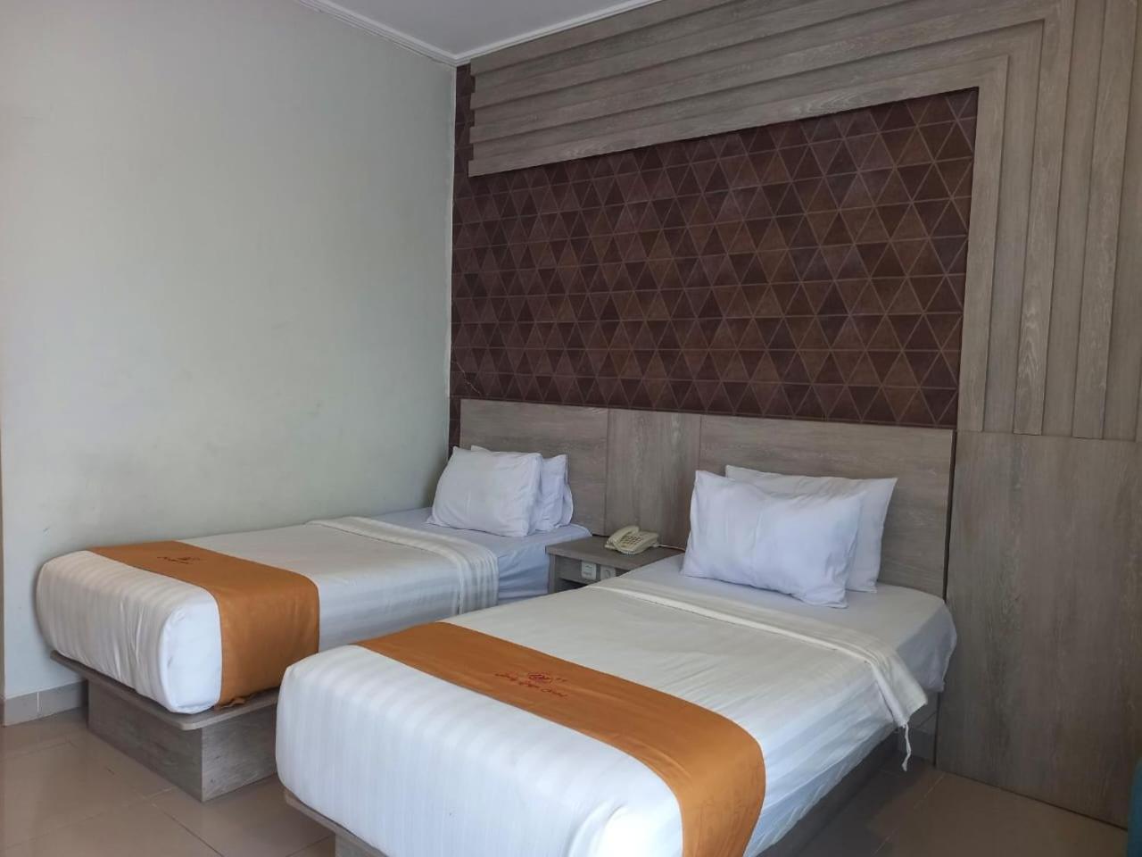 Urbanview Hotel Dedy Jaya Brebes Exterior photo
