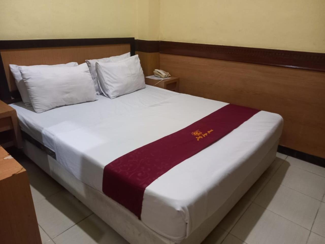 Urbanview Hotel Dedy Jaya Brebes Exterior photo